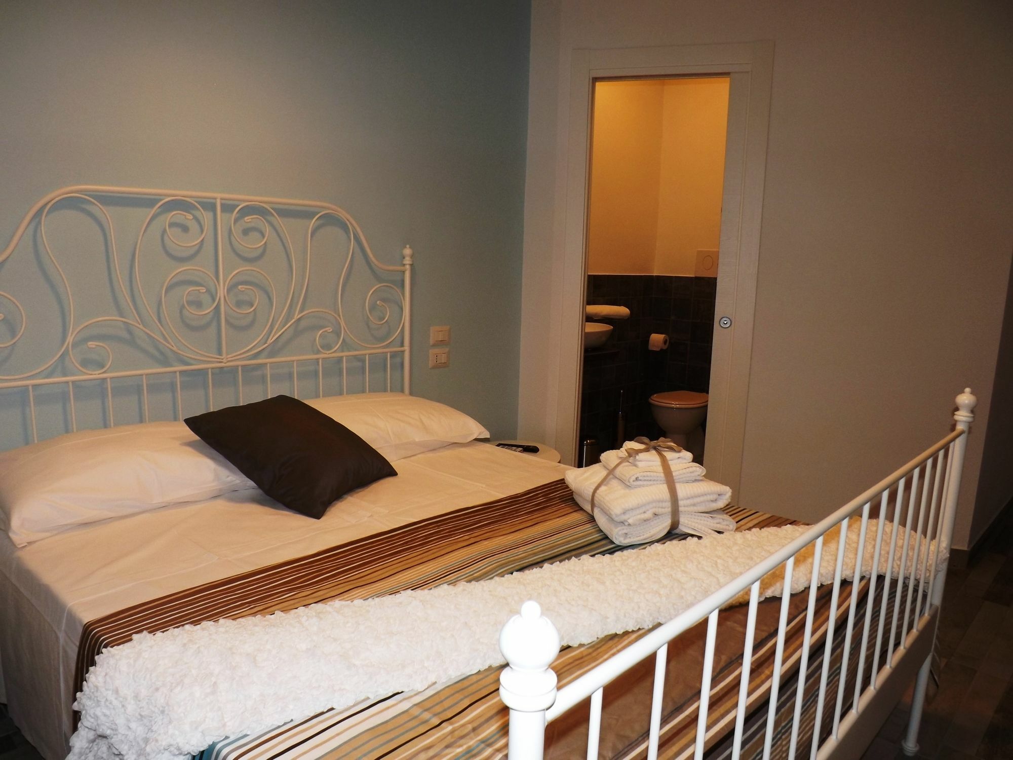 Domus Alma Bed & Breakfast Наполи Екстериор снимка